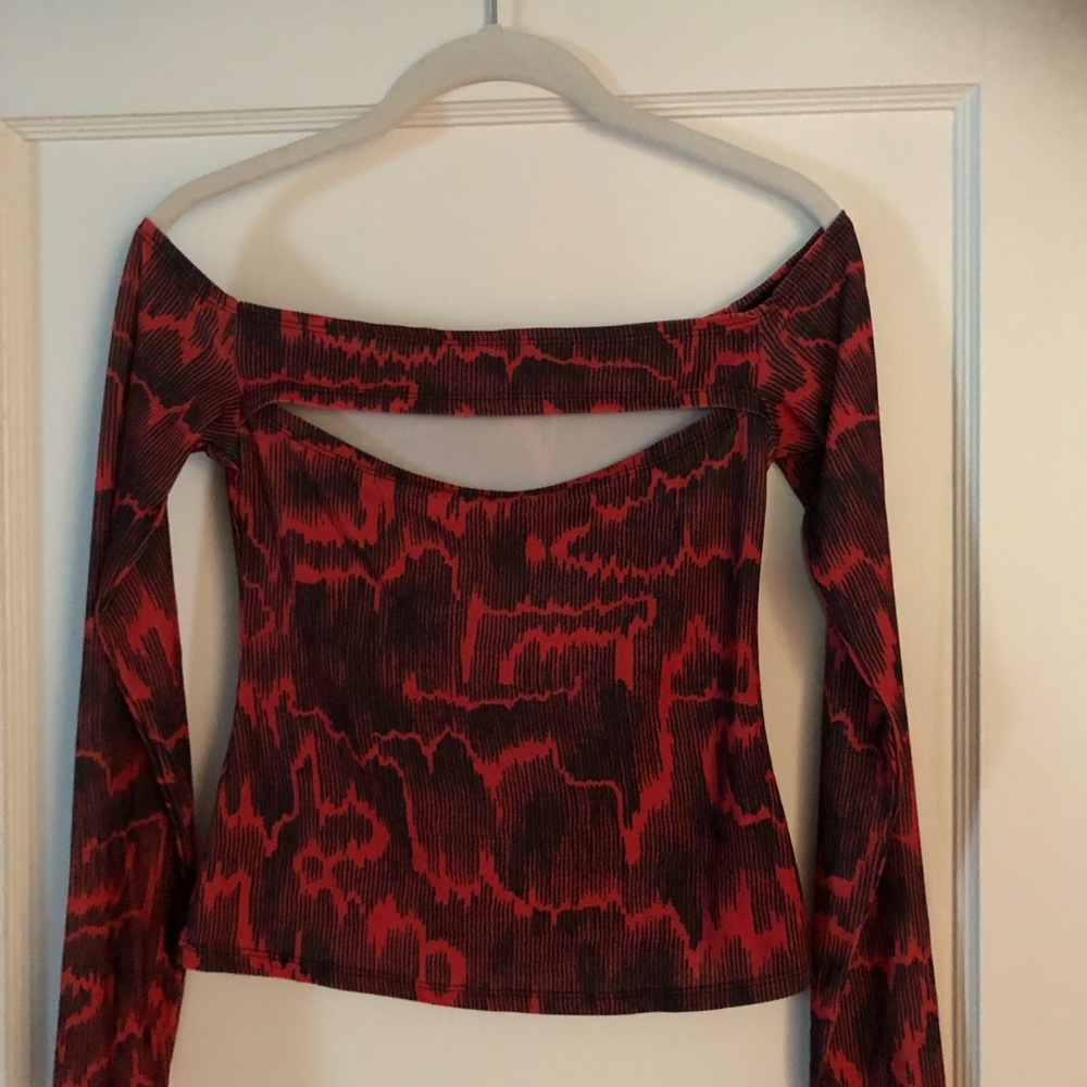 Chic Bodycon Off-Shoulder Red and Black Top with Cut Out